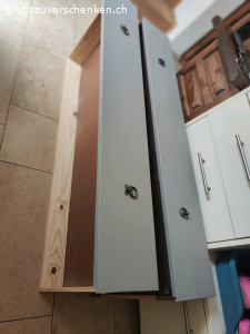 Kostenloses Holzbett mit 2 Schublade