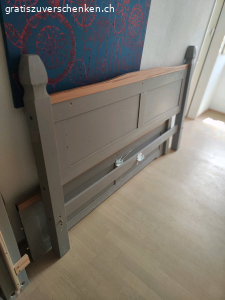 Kostenloses Holzbett mit 2 Schublade