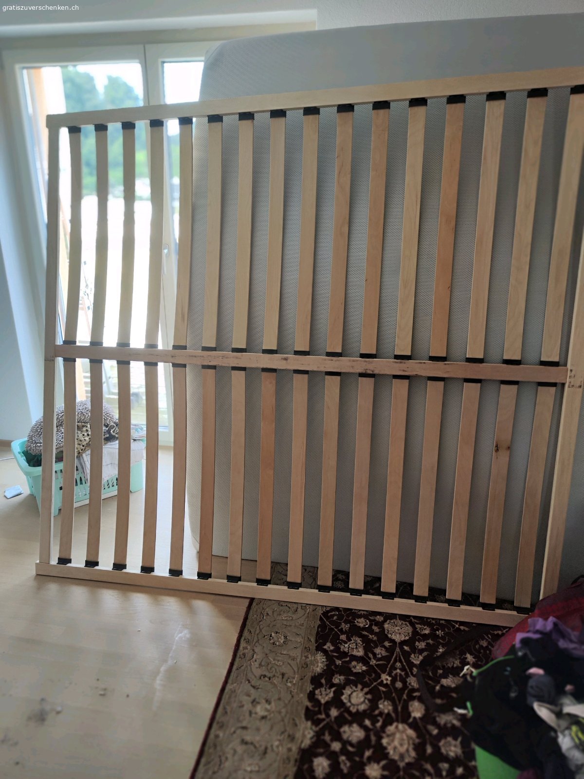 Kostenloses Holzbett mit 2 Schublade. 200×180 Massivholz
Bereits zerlegt, daher wurden die Originalbilder des Herstellers verwendet.
Der Lattenrost benötigt seitlich eine kleine Anpassung (z. B. Holzleisten), damit er richtig aufliegt.
Selbstabholung