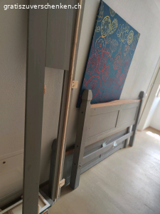 Kostenloses Holzbett mit 2 Schublade