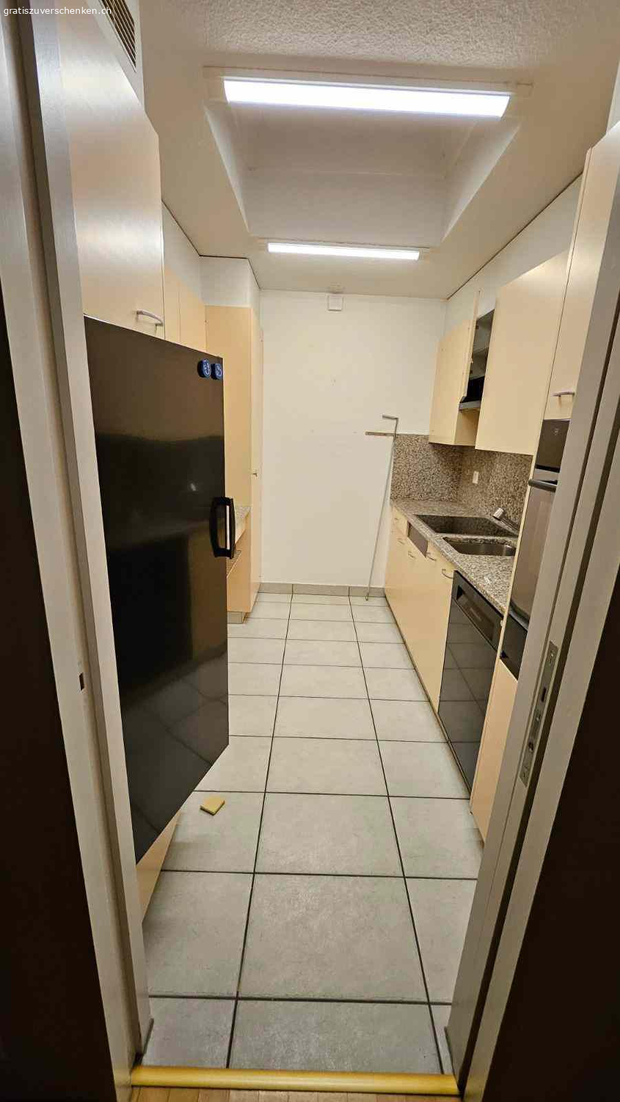 Küche mit Geräten. Küche gemäss Abbildung inkl. Geräte
Ist zerlegt
Muss KOMPLETT in der Wohnung abgeholt werden