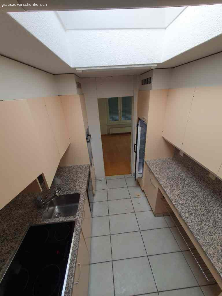 Küche mit Geräten. Küche gemäss Abbildung inkl. Geräte
Ist zerlegt
Muss KOMPLETT in der Wohnung abgeholt werden