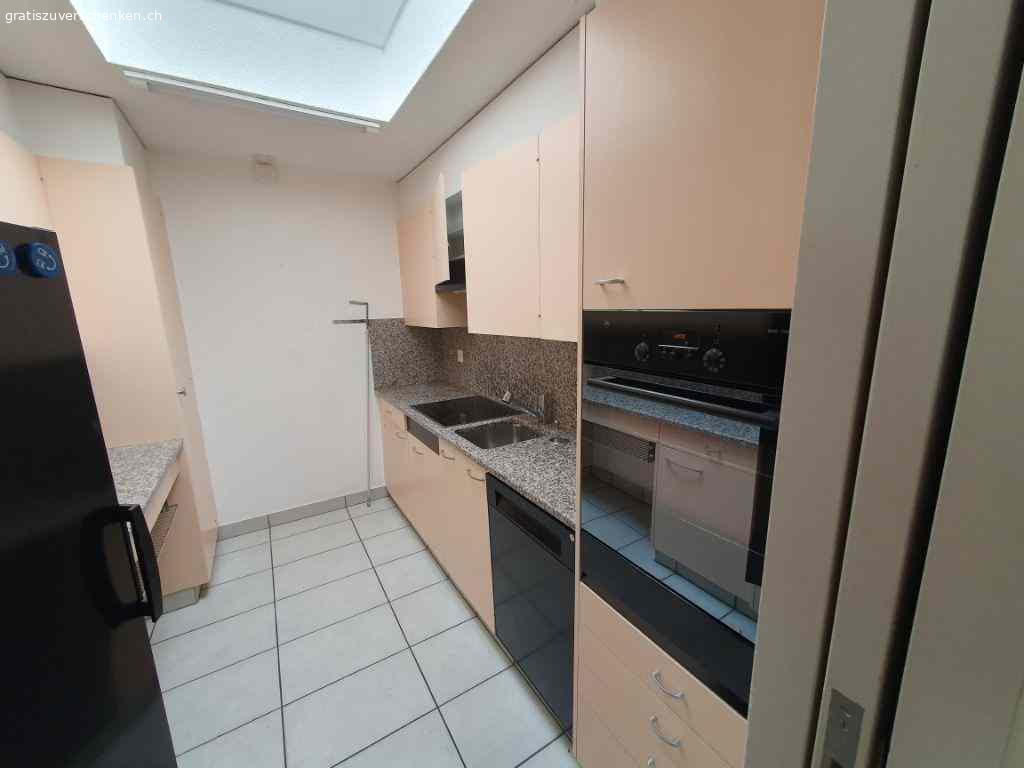 Küche mit Geräten. Küche gemäss Abbildung inkl. Geräte
Ist zerlegt
Muss KOMPLETT in der Wohnung abgeholt werden