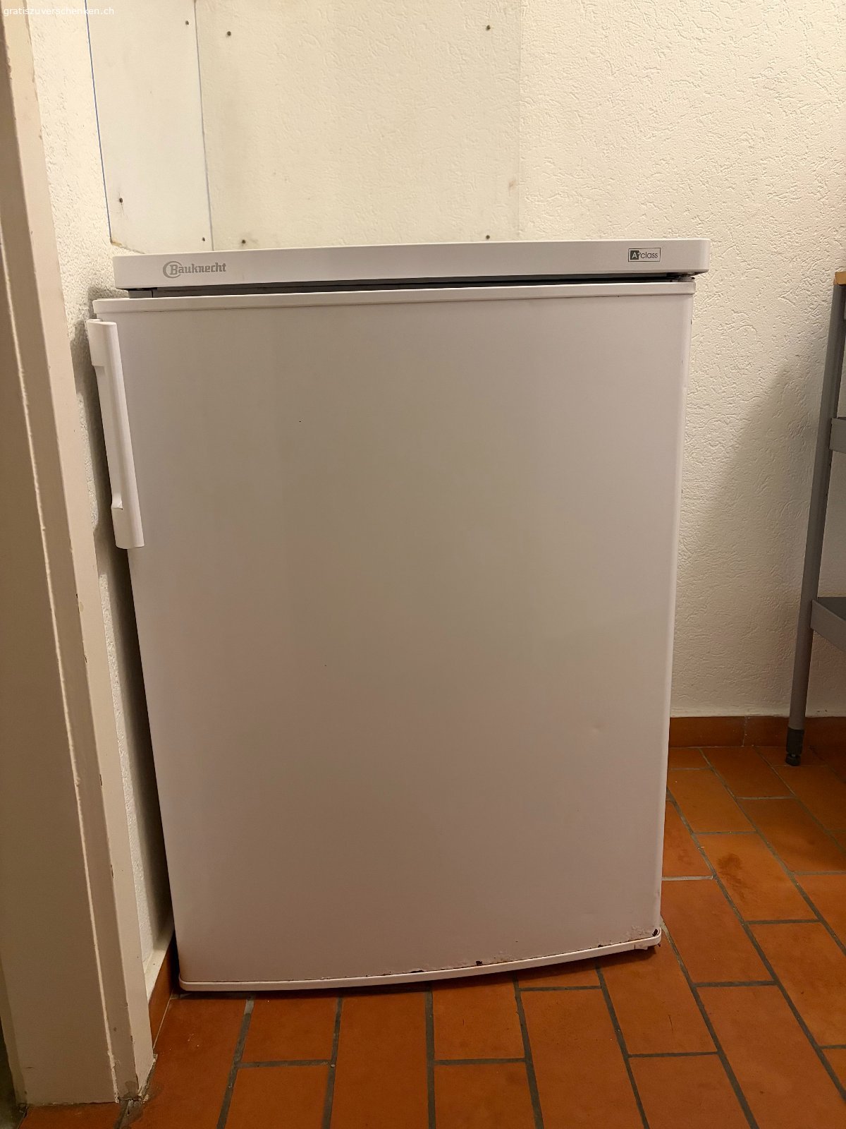 Kühlschrank, Bauknecht, gebraucht. Der kleine Kühlschrank funktioniert noch gut. Es gibt Gebrauchsspuren. Er muss abgeholt werden.