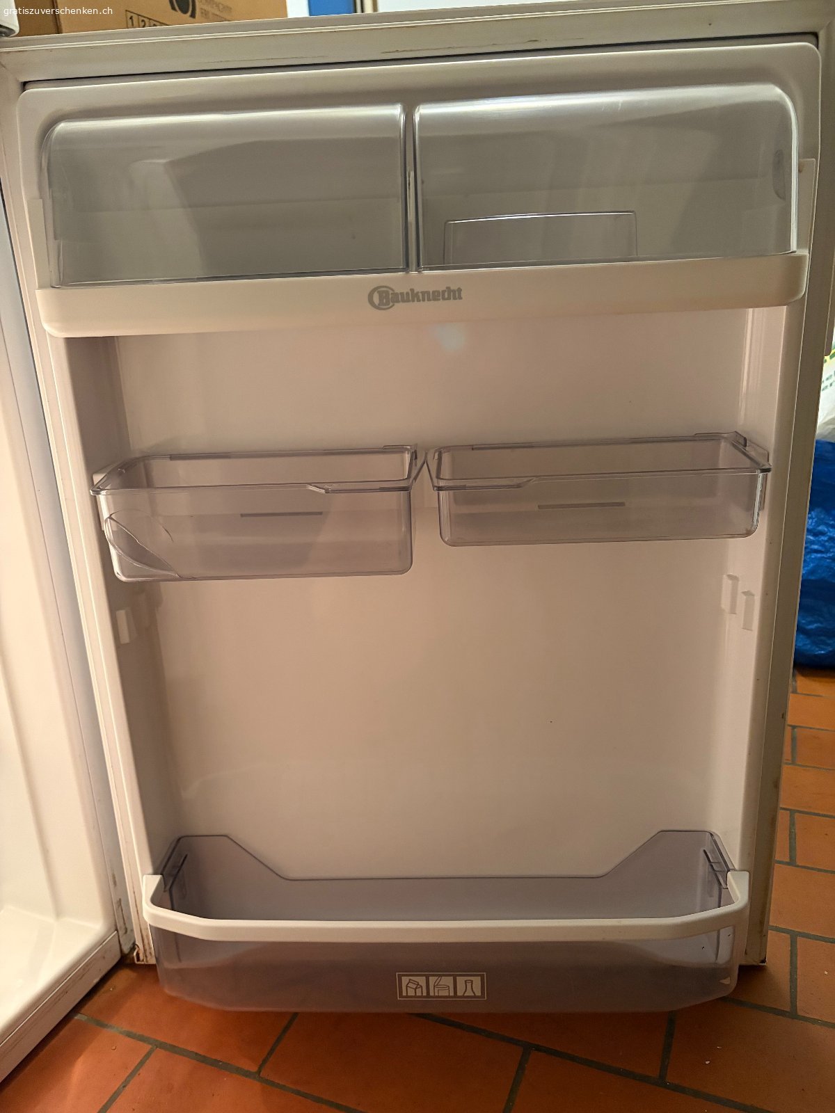 Kühlschrank, Bauknecht, gebraucht. Der kleine Kühlschrank funktioniert noch gut. Es gibt Gebrauchsspuren. Er muss abgeholt werden.
