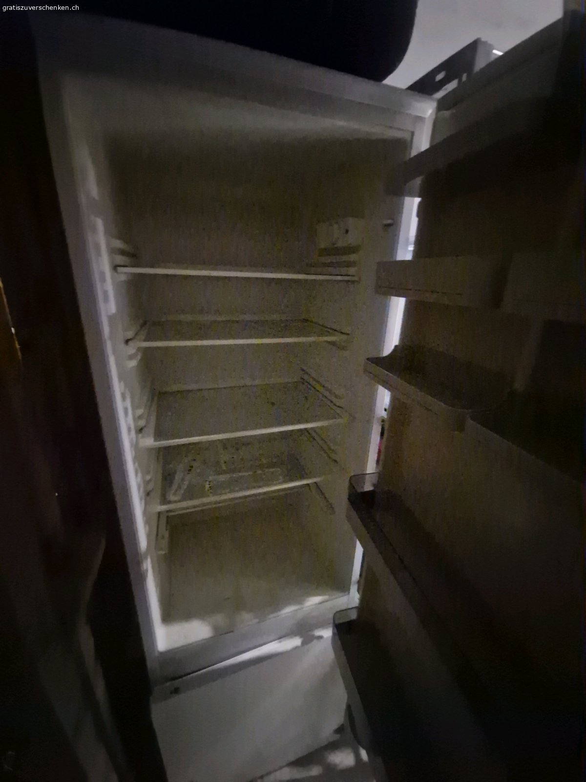 Kühlschrank mit Gefrierfach. Muss in Wipkingen Zürich bis Morgen 18.05.26 abgeholt werden.