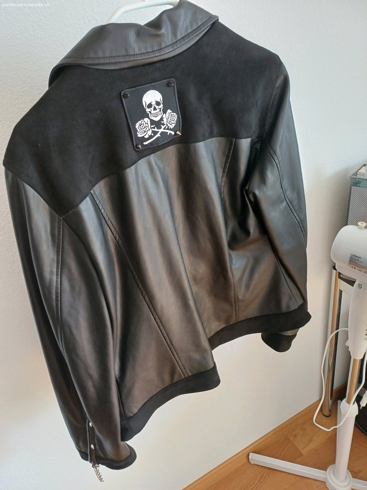 Kunstleder Jacke von essentials. ein wenig aufgemotzt ;)
leider kein bedarf mehr, sehr neuwertig! grösse 40

abholbereit in Schaffhausen
Versand mit aufpreis!