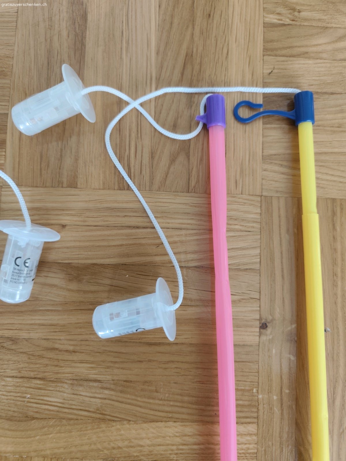 Laternenstäbe 4x. vier Laternenstäbe
einer leuchtet noch, bei den anderen müssten Batterien eingesetzt/ausgewechselt werden

bei einem ist die Halterung gebrochen

aus tierfreiem Nichtraucherhaushalt