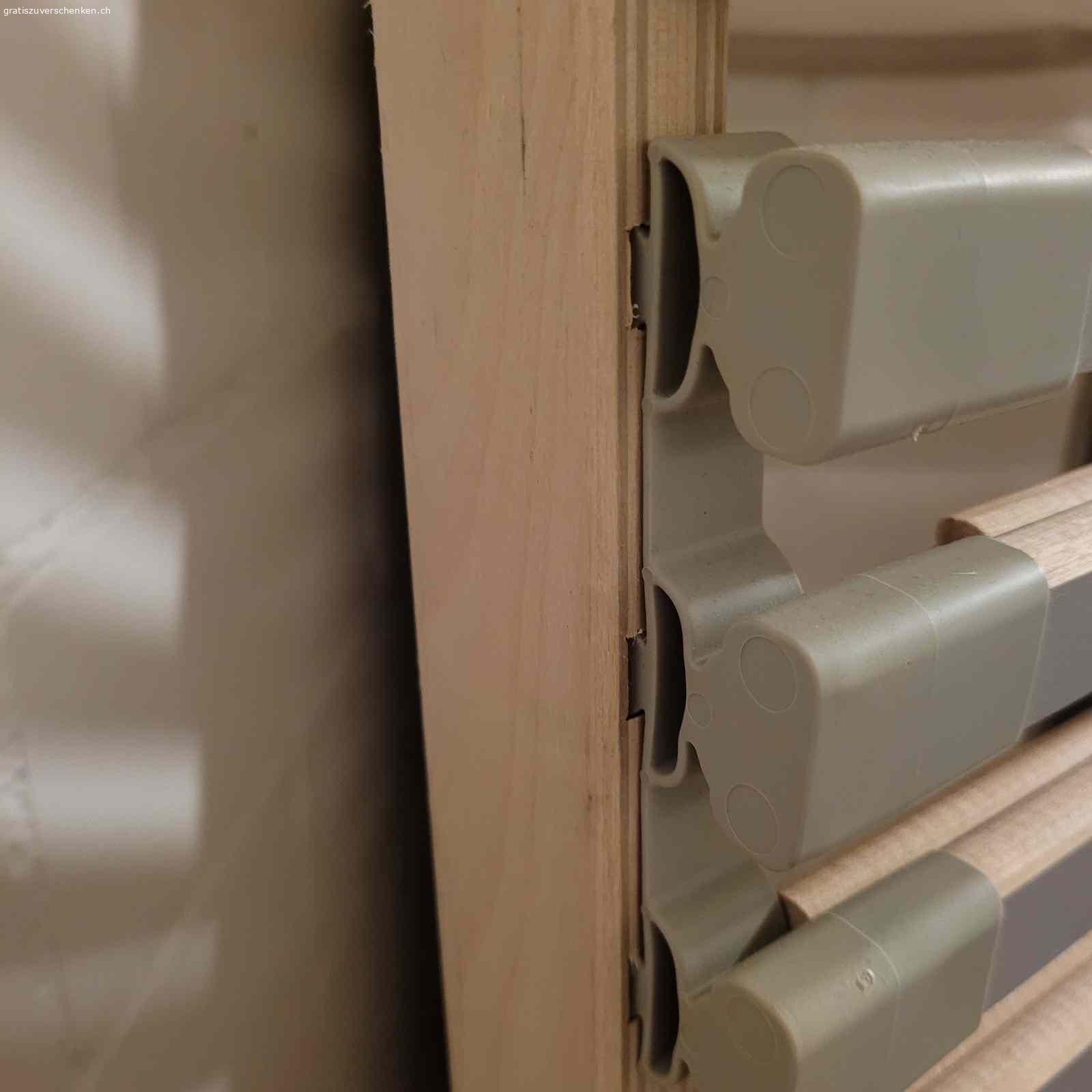 Lattenrost 90×200 cm. Gut erhaltener Lattenrost mit den Massen 90×200cm zu verschenken.