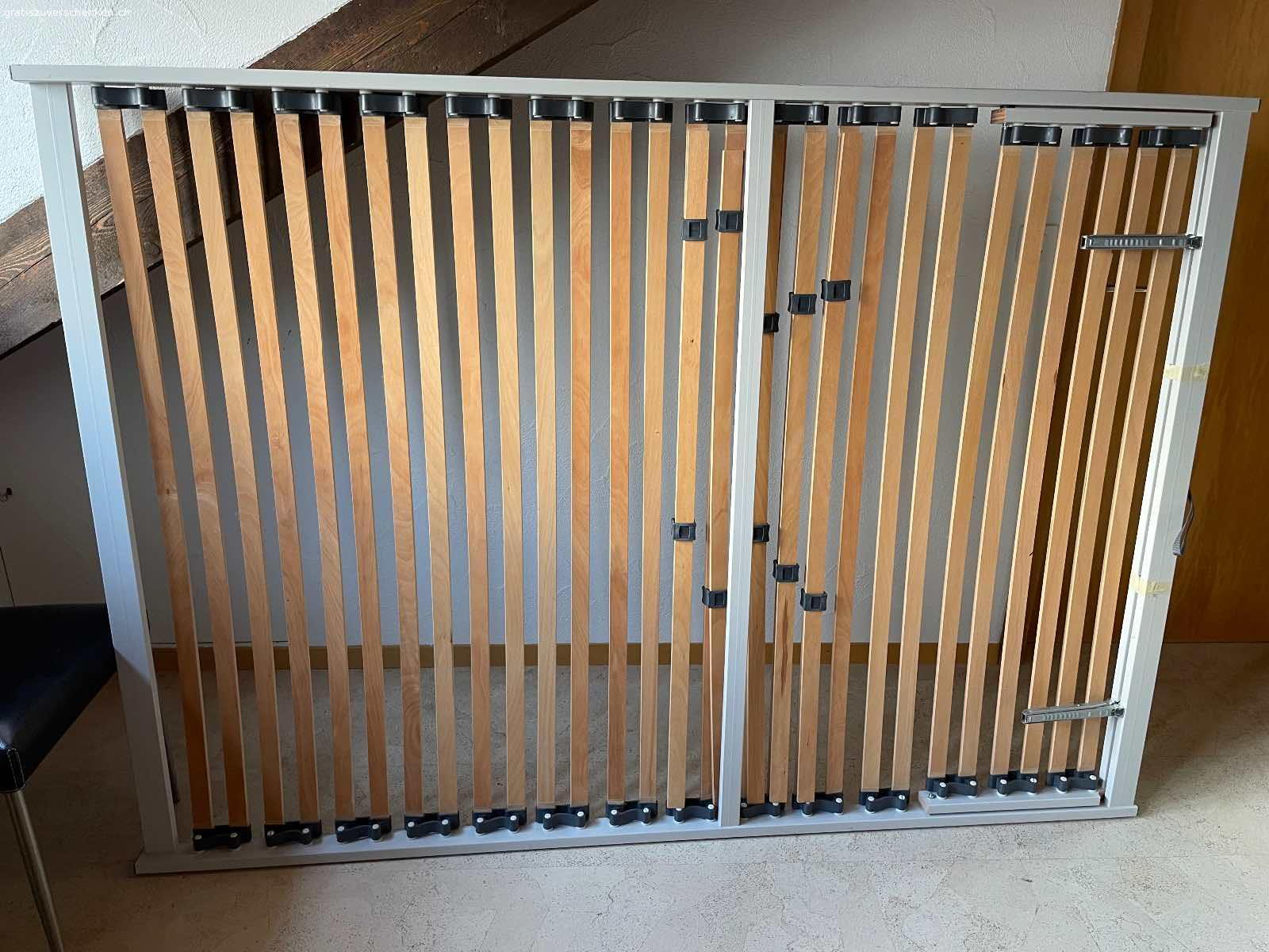 Lattenrost gratis abzugeben. Der Rost 140cm breit und ca 196cm lang.
Er weist einige Gebrauchsspuren auf.