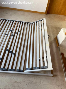 Lattenrost gratis abzugeben. Der Rost 140cm breit und ca 196cm lang.
Er weist einige Gebrauchsspuren auf.