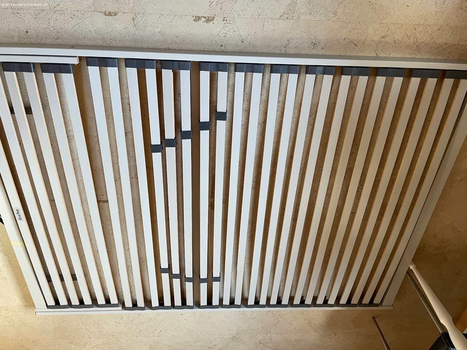 Lattenrost gratis abzugeben. Der Rost 140cm breit und ca 196cm lang.
Er weist einige Gebrauchsspuren auf.