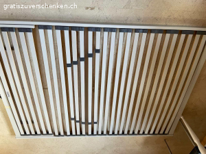 Lattenrost gratis abzugeben. Der Rost 140cm breit und ca 196cm lang.
Er weist einige Gebrauchsspuren auf.
