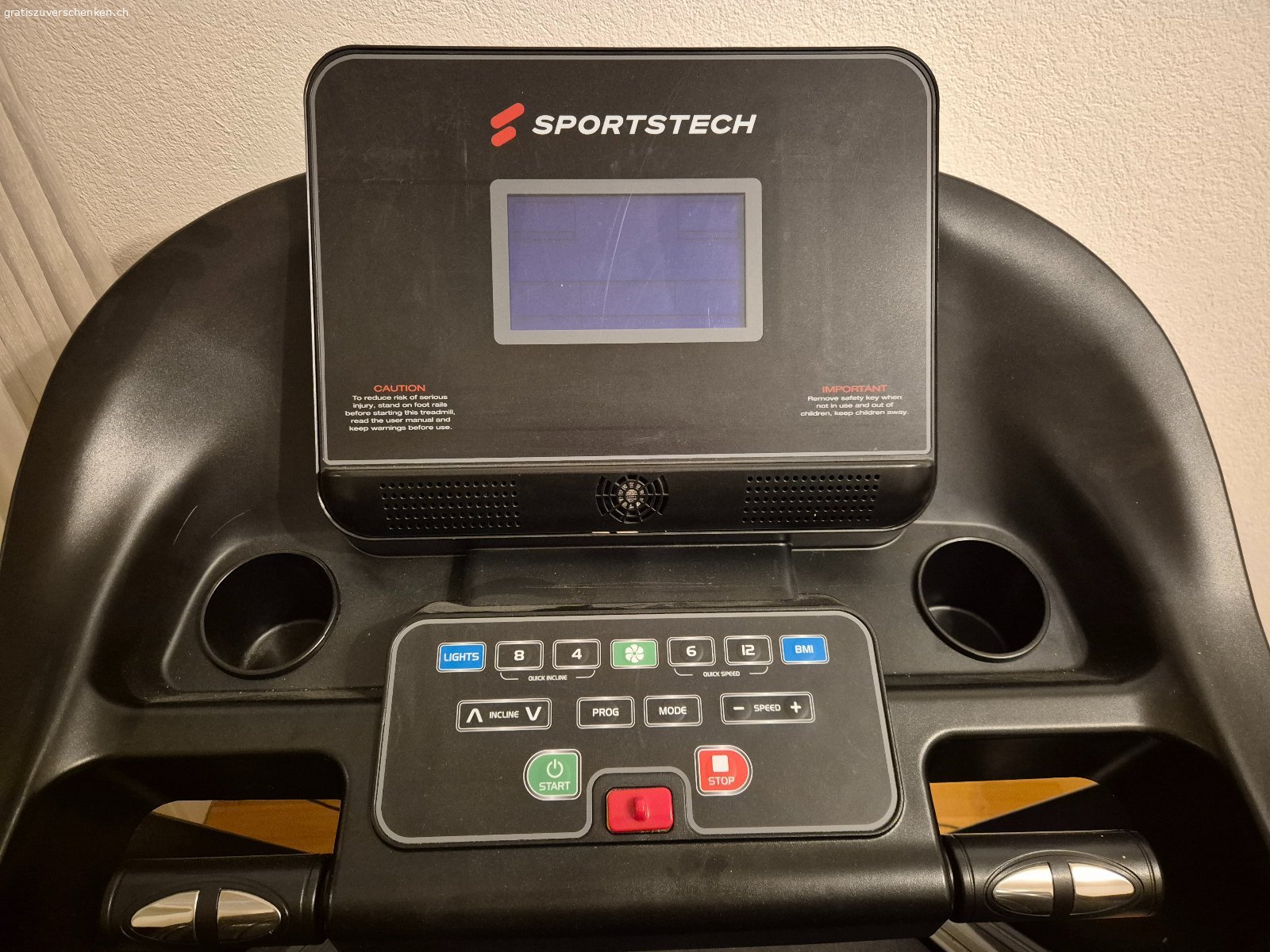 Laufband Sportstech F37. Jahrgang 2024, Neupreis 1'096.-, zu verschenken wegen Platzmangel, guter Zustand, französischer Stecker, braucht CH Adapter, muss abgeholt werden.