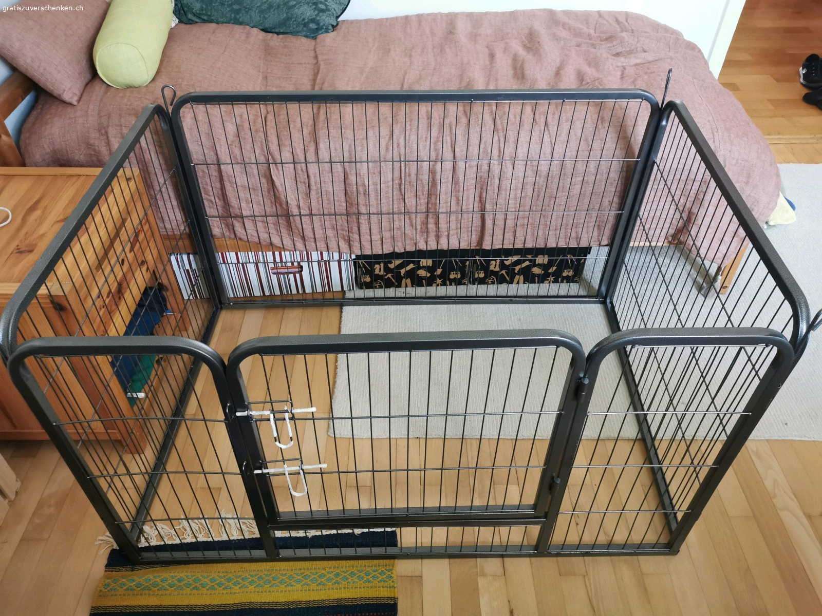 Laufgitter für Hundewelpen. Laufgitter aus Metall 120x80x70cm.
Muss abgeolt werden.