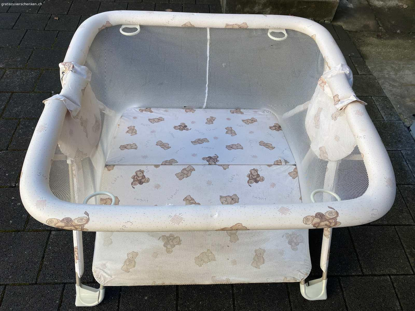 Laufstall, zusammenklappbar. Laufstall, zusammenklappbar, hat ein kleines Loch in einer Seitenwand