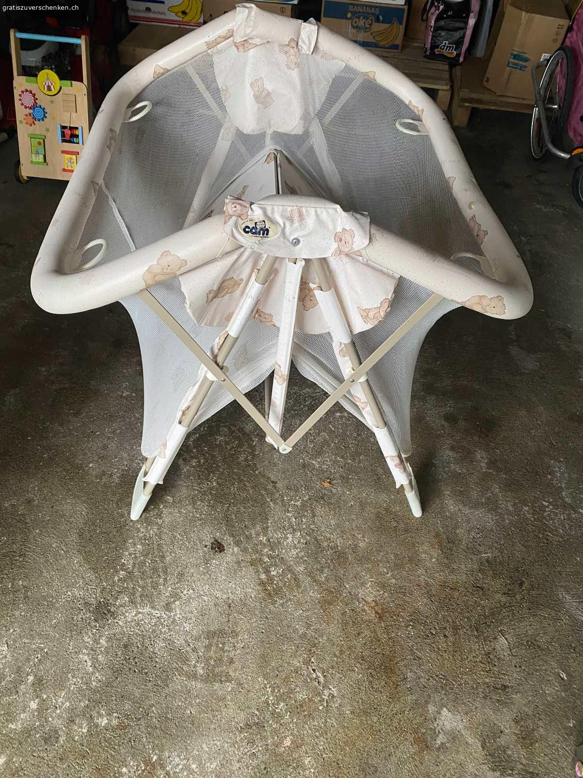 Laufstall, zusammenklappbar. Laufstall, zusammenklappbar, hat ein kleines Loch in einer Seitenwand