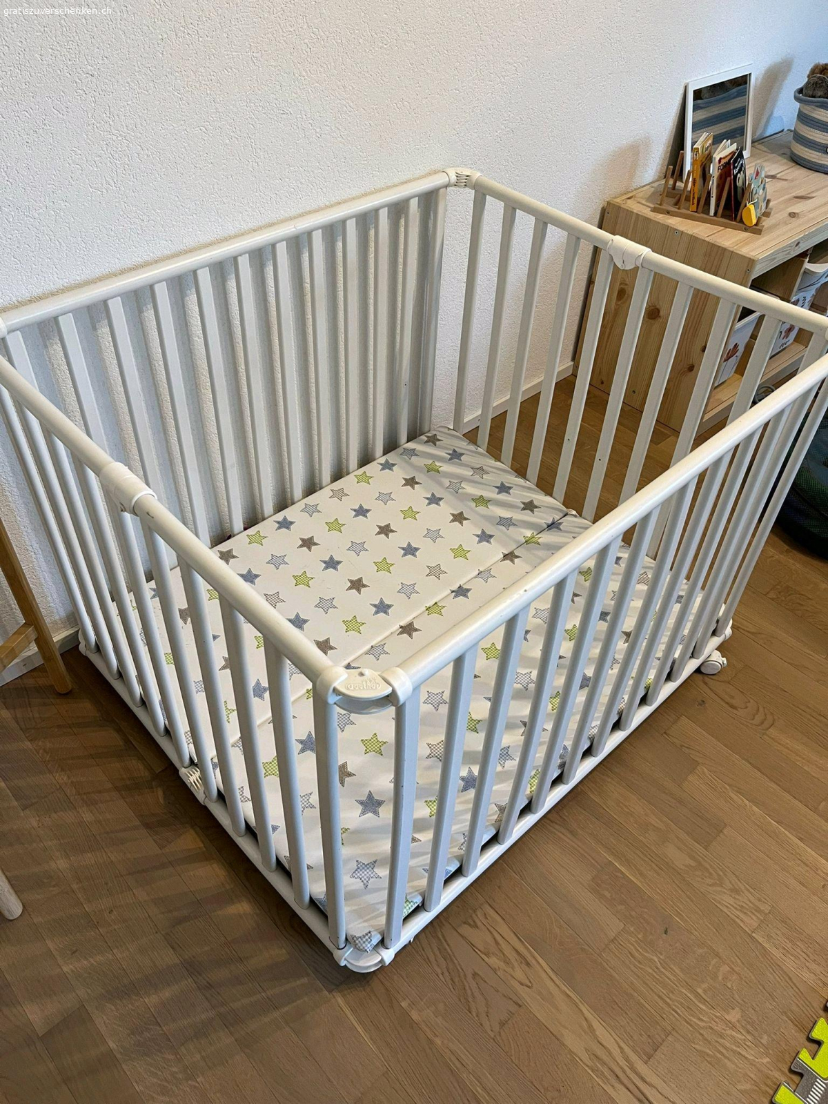 Laufstall. zusammenklappbar und in gutem zustand. 
80X80cm