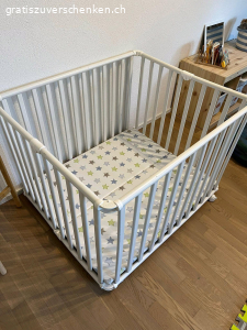 Laufstall. zusammenklappbar und in gutem zustand. 
80X80cm