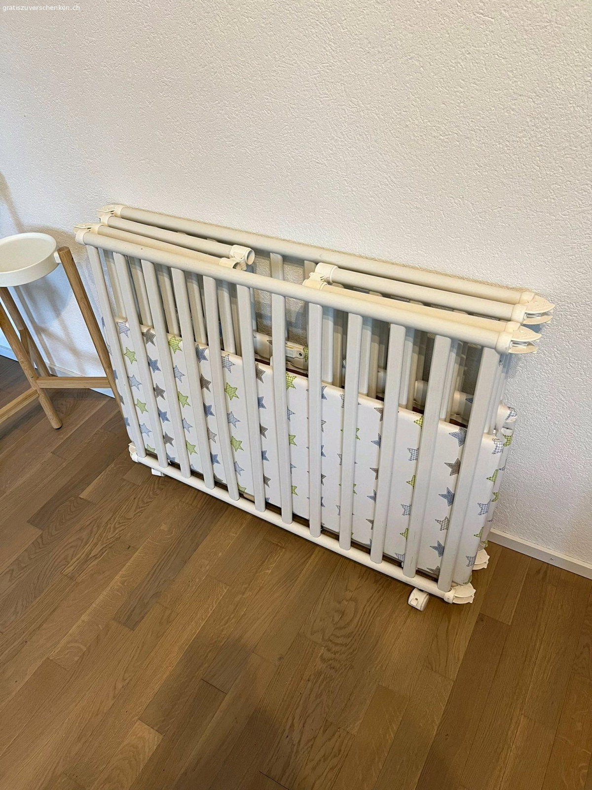 Laufstall. zusammenklappbar und in gutem zustand. 
80X80cm