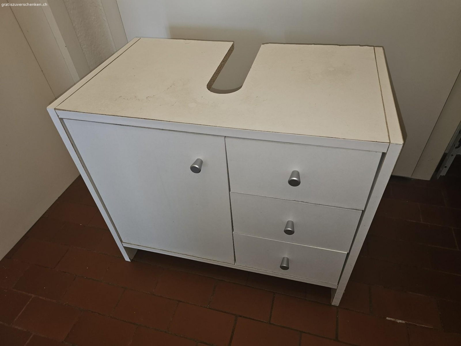 Lavabo Schrank. Benutz. Ist sehr alt. Nicht mehr sehr schön. Aber man kann es noch gebrauchen.