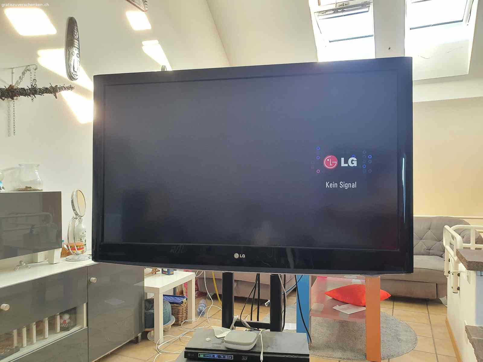 LCD TV. Ich verschenke ein LG TV  wegen Neukauf. Der TV ist 15 Jahre alt und läuft gut. Die Fernbedienung ist sehr schwerfällig beim an-und ausschalten. Wenn er erstmal läuft geht die Fernbedienung ganz normal. Den Standfuss habe ich glaube nicht mehr.
