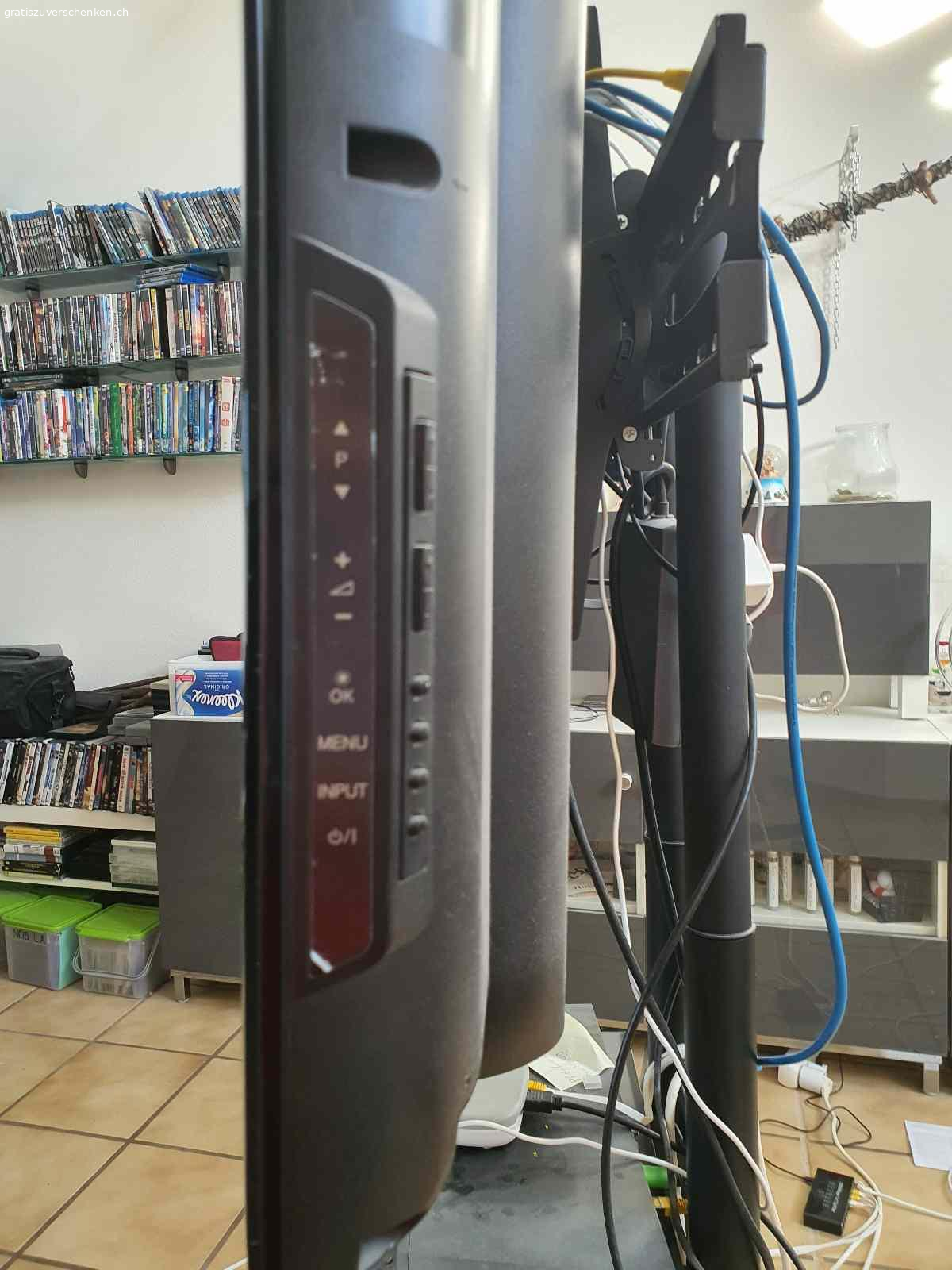 LCD TV. Ich verschenke ein LG TV  wegen Neukauf. Der TV ist 15 Jahre alt und läuft gut. Die Fernbedienung ist sehr schwerfällig beim an-und ausschalten. Wenn er erstmal läuft geht die Fernbedienung ganz normal. Den Standfuss habe ich glaube nicht mehr.