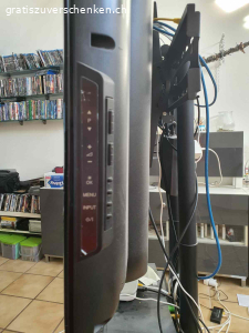 LCD TV. Ich verschenke ein LG TV  wegen Neukauf. Der TV ist 15 Jahre alt und läuft gut. Die Fernbedienung ist sehr schwerfällig beim an-und ausschalten. Wenn er erstmal läuft geht die Fernbedienung ganz normal. Den Standfuss habe ich glaube nicht mehr.