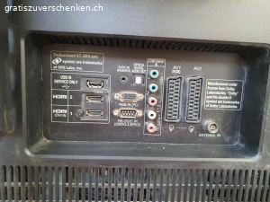 LCD TV. Ich verschenke ein LG TV  wegen Neukauf. Der TV ist 15 Jahre alt und läuft gut. Die Fernbedienung ist sehr schwerfällig beim an-und ausschalten. Wenn er erstmal läuft geht die Fernbedienung ganz normal. Den Standfuss habe ich glaube nicht mehr.