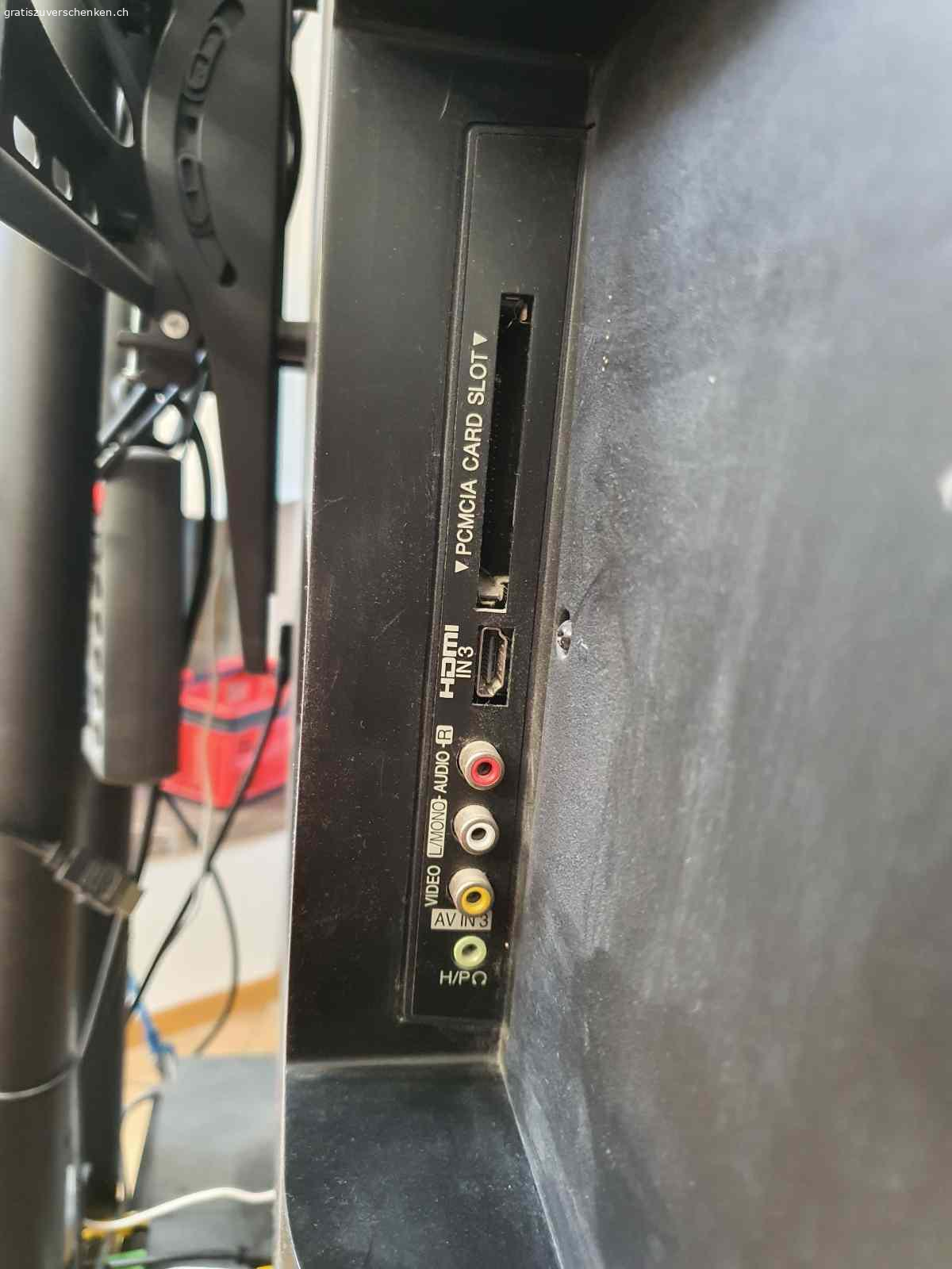 LCD TV. Ich verschenke ein LG TV  wegen Neukauf. Der TV ist 15 Jahre alt und läuft gut. Die Fernbedienung ist sehr schwerfällig beim an-und ausschalten. Wenn er erstmal läuft geht die Fernbedienung ganz normal. Den Standfuss habe ich glaube nicht mehr.