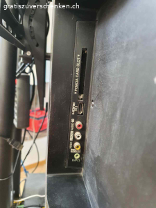 LCD TV. Ich verschenke ein LG TV  wegen Neukauf. Der TV ist 15 Jahre alt und läuft gut. Die Fernbedienung ist sehr schwerfällig beim an-und ausschalten. Wenn er erstmal läuft geht die Fernbedienung ganz normal. Den Standfuss habe ich glaube nicht mehr.
