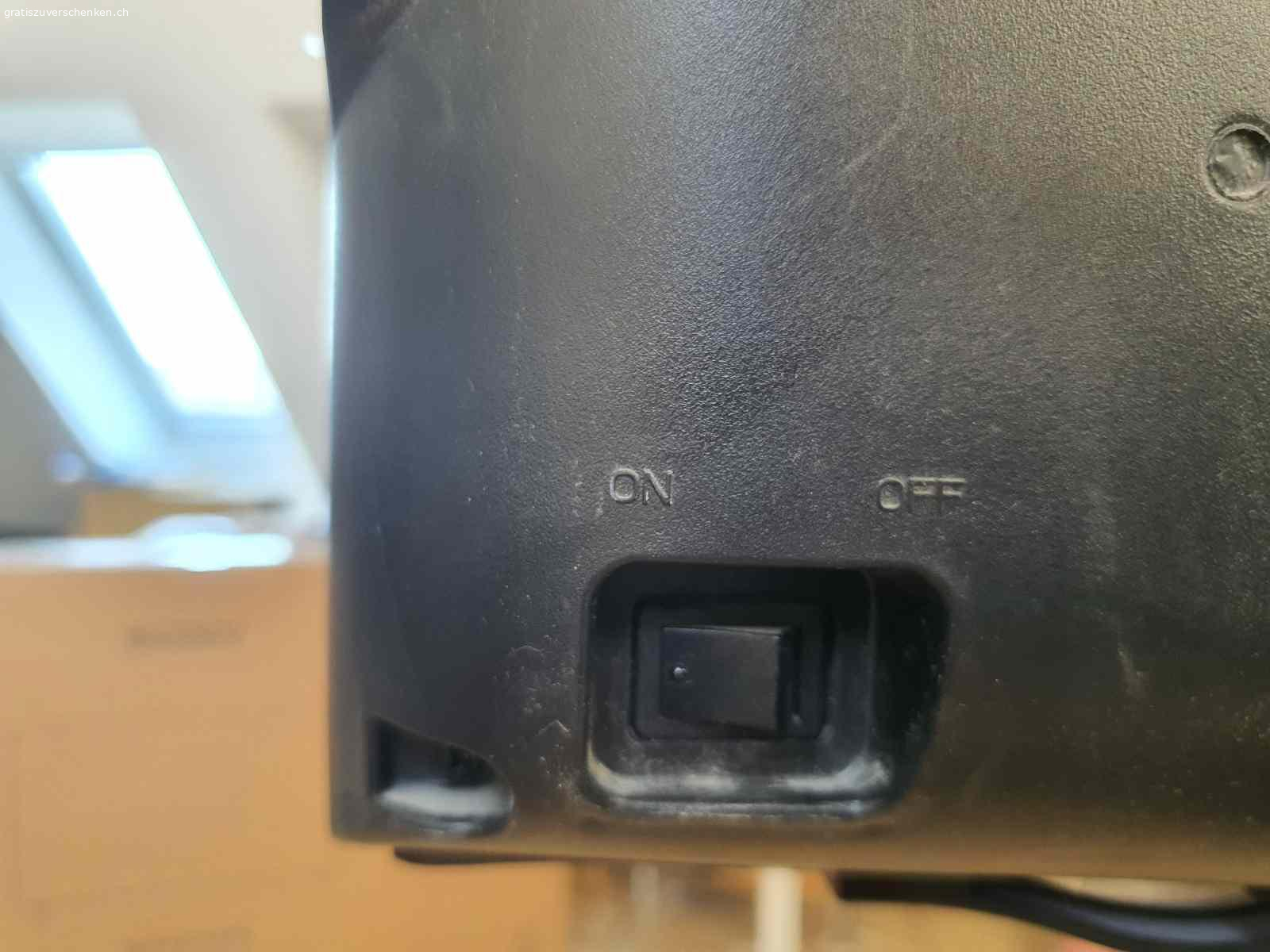 LCD TV. Ich verschenke ein LG TV  wegen Neukauf. Der TV ist 15 Jahre alt und läuft gut. Die Fernbedienung ist sehr schwerfällig beim an-und ausschalten. Wenn er erstmal läuft geht die Fernbedienung ganz normal. Den Standfuss habe ich glaube nicht mehr.