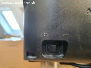 LCD TV. Ich verschenke ein LG TV  wegen Neukauf. Der TV ist 15 Jahre alt und läuft gut. Die Fernbedienung ist sehr schwerfällig beim an-und ausschalten. Wenn er erstmal läuft geht die Fernbedienung ganz normal. Den Standfuss habe ich glaube nicht mehr.