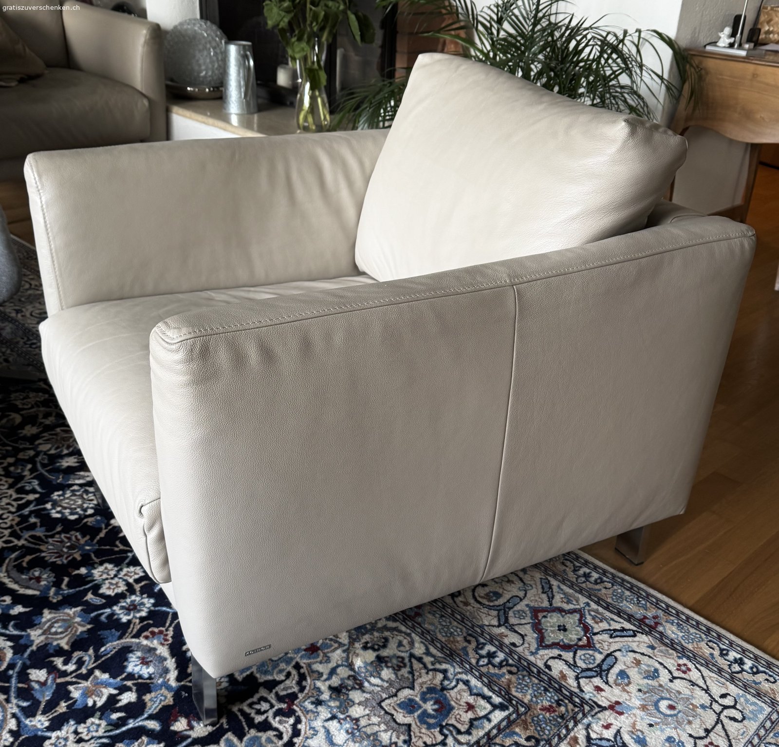Leder Sessel 2 x. 2 Ledersessel Marke KOINOR zu verschenken,  Grösse:  Breite 82 m, Tiefe 89 cm, Höhe 69 cm.In gutem Zustand (wegen Nichtgebrauchs).  Im Dezember ist auch das dazu gehörende Fauteuil (Breite 180 cm) auch gratis abzugeben.