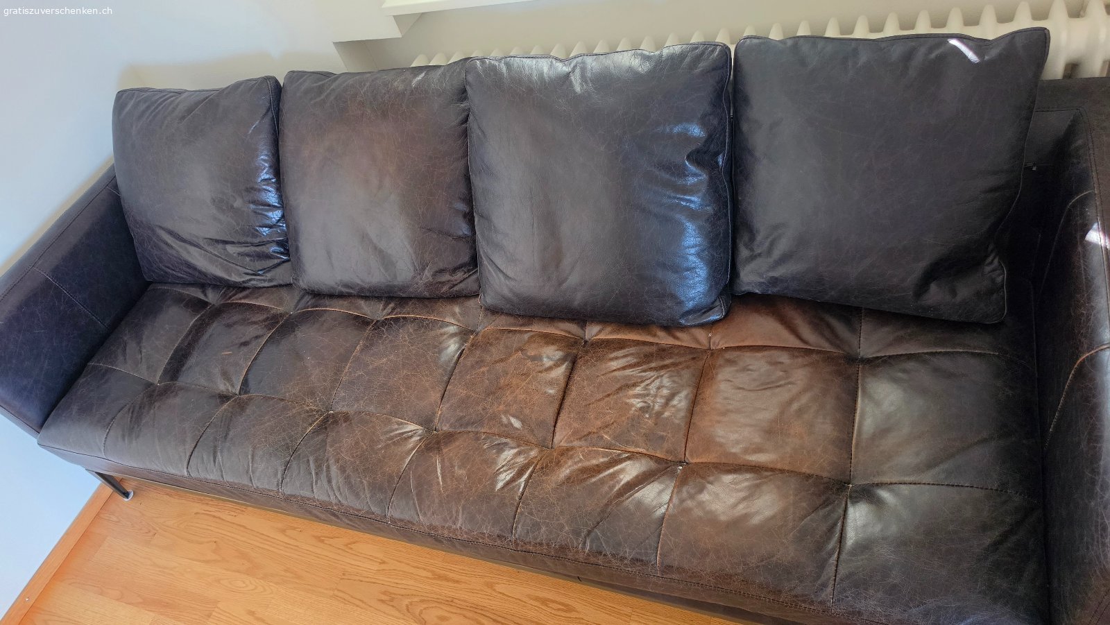 Leder Sofa. Das Sofa wurde gerne benutzt und weist entsprechend Gebrauchsspuren auf. Insbesondere die Sitzfläche ist deutlich stärker beansprucht und zeigt Abrieb und hat auch einen Flecken, Kratzer sowie Farbunterschiede im Leder (siehe Fotos). Rücken- und Armlehnen sind insgesamt in einem guten gebrauchten Zustand.
Ideal für alle, die den charaktervollen Vintage-Look von echtem Leder mögen oder das Sofa mit etwas Lederpflege wieder auffrischen möchten.

Das Sofa verfügt über vier lose Rückenkissen, die vollständig abgenommen werden können.

Masse:
Länge: ca. 220 cm
Tiefe: ca. 82 cm
Sitzhöhe: ca. 38 cm

Nur Abholung.