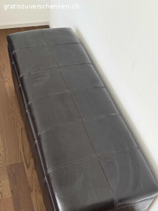 Lederbett mit Sitzbank (mit Stauraum). Edles Lederbett 180 x 200 zu verschenken, inkl Lederbank mit Stauraum