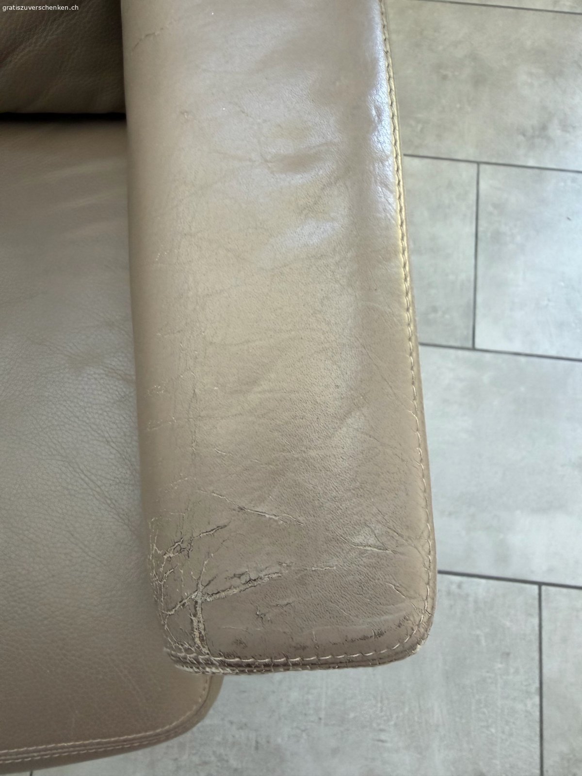 Ledersessel. von Weibel (Schweizer Qualitätsprodukt).
Farbe: taupe (grau-beige)
Echtleder.
Alles intakt, bis auf das abgenützte Leder an den Armlehnen.
Muss in Lenzburg abgeholt werden.