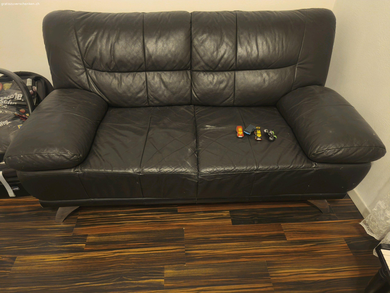 Ledersofa 3er 2ersofa und Sessel. Ledersofa 3er 2ersofa und Sessel

abzugeben gratis 

wäre froh wenn man die Freude an den Möbeln weitergegeben kann