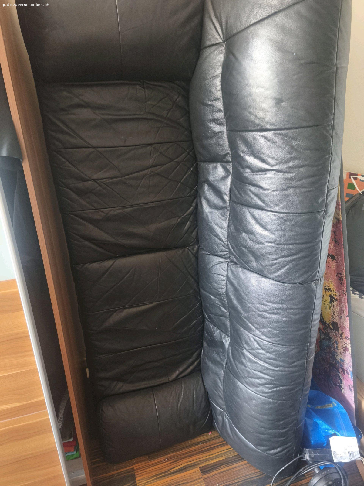 Ledersofa 3er 2ersofa und Sessel. Ledersofa 3er 2ersofa und Sessel

abzugeben gratis 

wäre froh wenn man die Freude an den Möbeln weitergegeben kann