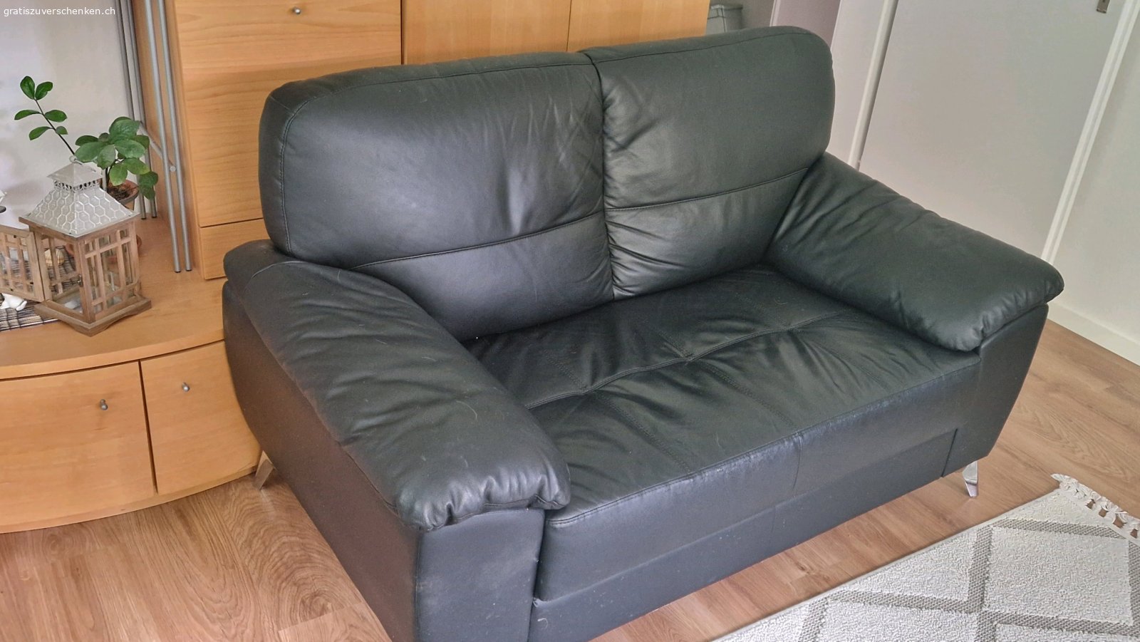 Ledersofa zu verschenken. Sehr gut erhaltenes Echtledersofa wegen Umzug zu verschenken.
Muss abgeholt werden