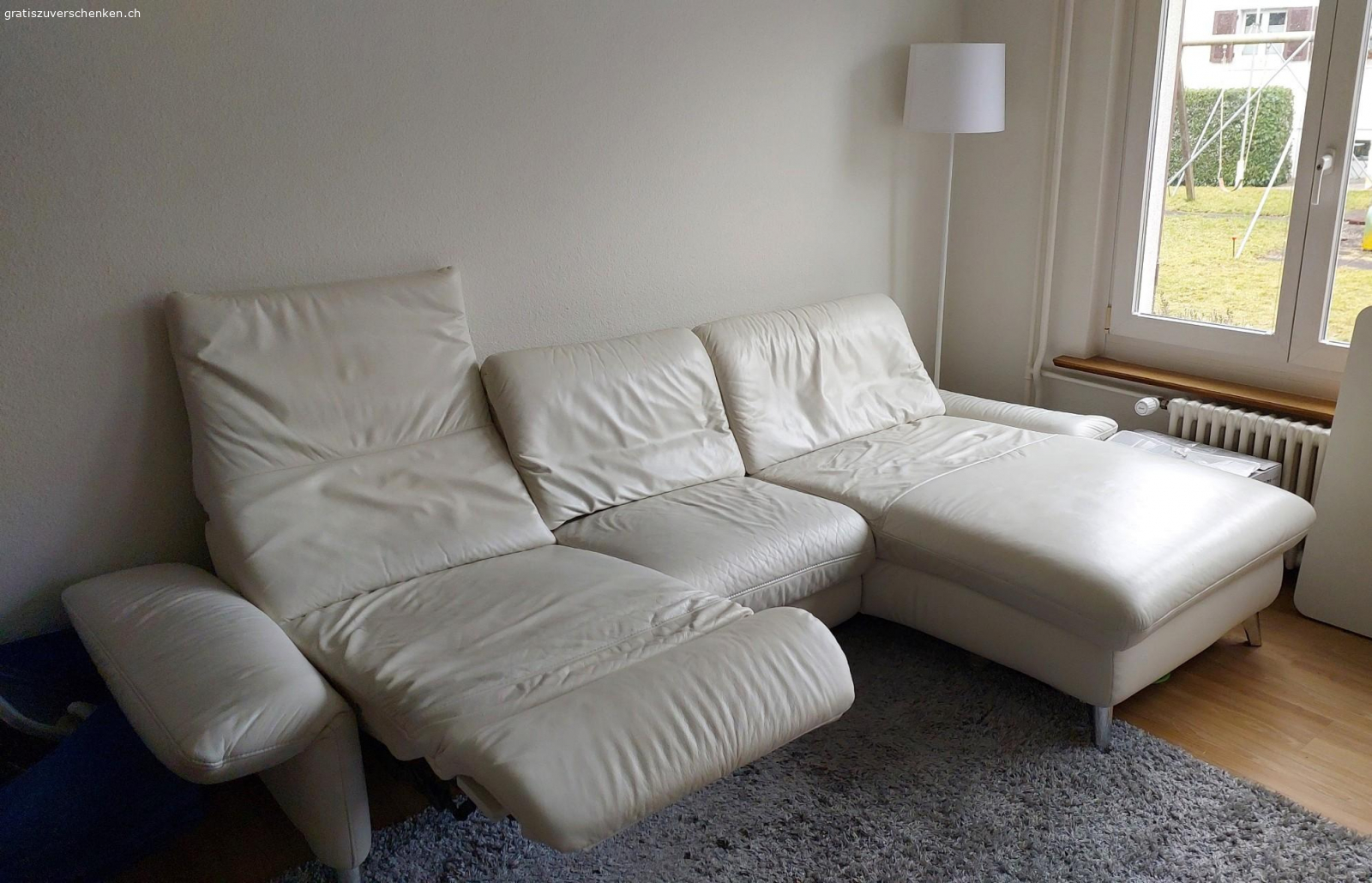 Ledersofa reserviert. Bequemes, geniales Ledersofa mit Gebrauchsspuren zu verschenken aufgrund Platzmangel