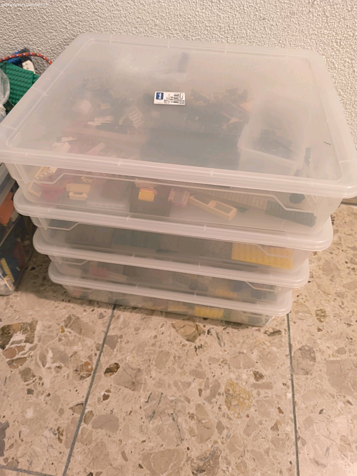 Lego. Viele gemischte Legos Wer setzt sie wieder zusammen?