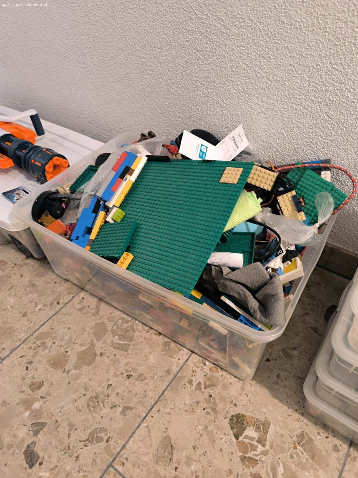 Lego. Viele gemischte Legos Wer setzt sie wieder zusammen?