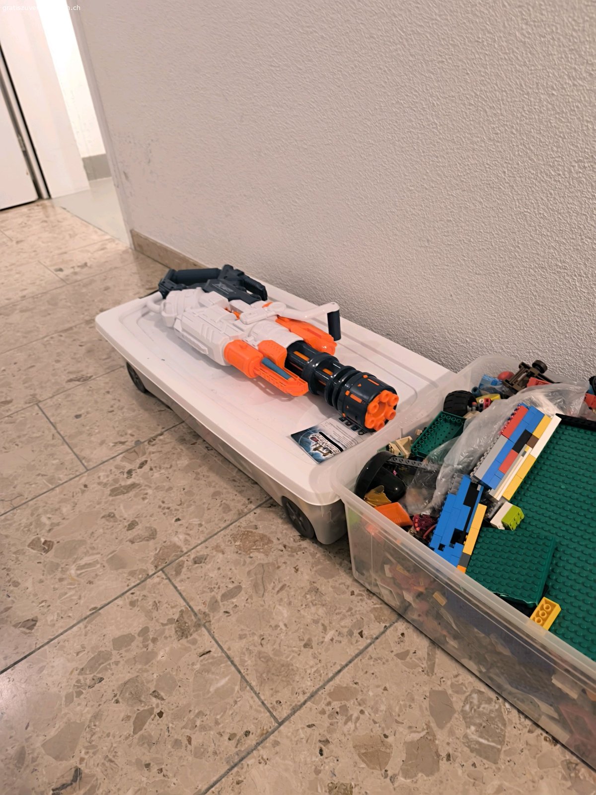 Lego. Viele gemischte Legos Wer setzt sie wieder zusammen?