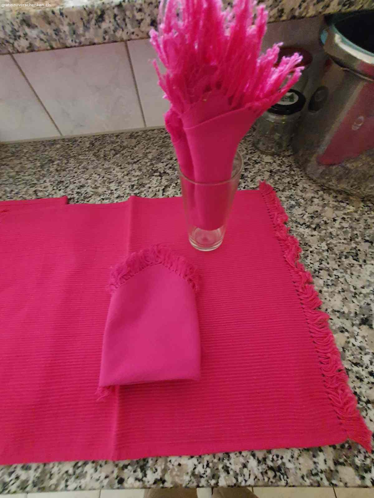 Leinen Tischset mit Servietten. Diese hübschen 4-er Tisch Set mit Servietten in Leinen fuchsia rot suchen einen neuen Einsatz für den Oster Tisch. Es sind 4 Stück mit Servietten. Kaum gebraucht. 
Werden verschenkt wegen dringendem Umzug und sind zu Schade für die Textilsammlung! Bitte nur Anfragen mit Abholbestätigung und Kommunikation über gratis zu verschenken damit ich antworten kann. Abholung bis 15.03.2026 sonst gehen diese in die Entsorgung.