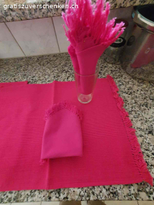 Leinen Tischset mit Servietten. Diese hübschen 4-er Tisch Set mit Servietten in Leinen fuchsia rot suchen einen neuen Einsatz für den Oster Tisch. Es sind 4 Stück mit Servietten. Kaum gebraucht. 
Werden verschenkt wegen dringendem Umzug und sind zu Schade für die Textilsammlung! Bitte nur Anfragen mit Abholbestätigung und Kommunikation über gratis zu verschenken damit ich antworten kann. Abholung bis 15.03.2026 sonst gehen diese in die Entsorgung.