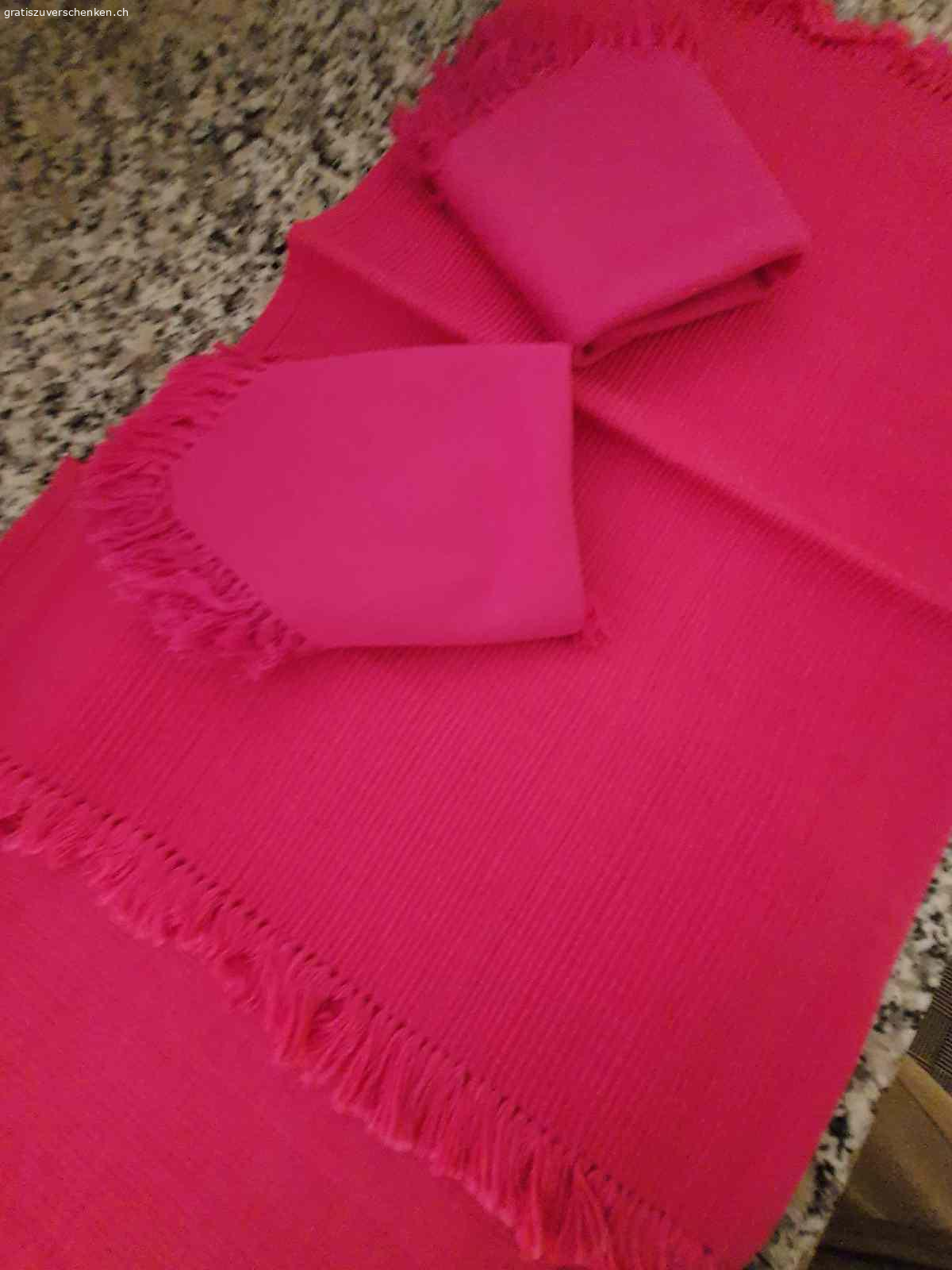 Leinen Tischset mit Servietten. Diese hübschen 4-er Tisch Set mit Servietten in Leinen fuchsia rot suchen einen neuen Einsatz für den Oster Tisch. Es sind 4 Stück mit Servietten. Kaum gebraucht. 
Werden verschenkt wegen dringendem Umzug und sind zu Schade für die Textilsammlung! Bitte nur Anfragen mit Abholbestätigung und Kommunikation über gratis zu verschenken damit ich antworten kann. Abholung bis 15.03.2026 sonst gehen diese in die Entsorgung.