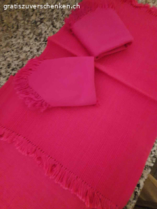Leinen Tischset mit Servietten. Diese hübschen 4-er Tisch Set mit Servietten in Leinen fuchsia rot suchen einen neuen Einsatz für den Oster Tisch. Es sind 4 Stück mit Servietten. Kaum gebraucht. 
Werden verschenkt wegen dringendem Umzug und sind zu Schade für die Textilsammlung! Bitte nur Anfragen mit Abholbestätigung und Kommunikation über gratis zu verschenken damit ich antworten kann. Abholung bis 15.03.2026 sonst gehen diese in die Entsorgung.