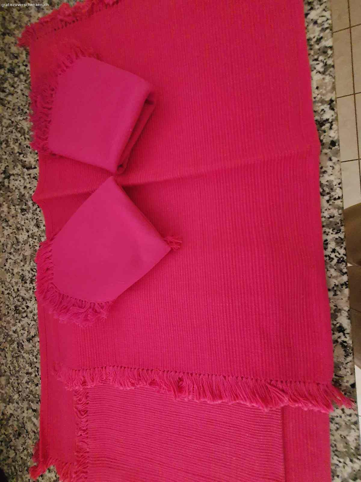 Leinen Tischset mit Servietten. Diese hübschen 4-er Tisch Set mit Servietten in Leinen fuchsia rot suchen einen neuen Einsatz für den Oster Tisch. Es sind 4 Stück mit Servietten. Kaum gebraucht. 
Werden verschenkt wegen dringendem Umzug und sind zu Schade für die Textilsammlung! Bitte nur Anfragen mit Abholbestätigung und Kommunikation über gratis zu verschenken damit ich antworten kann. Abholung bis 15.03.2026 sonst gehen diese in die Entsorgung.