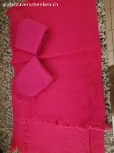 Leinen Tischset mit Servietten. Diese hübschen 4-er Tisch Set mit Servietten in Leinen fuchsia rot suchen einen neuen Einsatz für den Oster Tisch. Es sind 4 Stück mit Servietten. Kaum gebraucht. 
Werden verschenkt wegen dringendem Umzug und sind zu Schade für die Textilsammlung! Bitte nur Anfragen mit Abholbestätigung und Kommunikation über gratis zu verschenken damit ich antworten kann. Abholung bis 15.03.2026 sonst gehen diese in die Entsorgung.